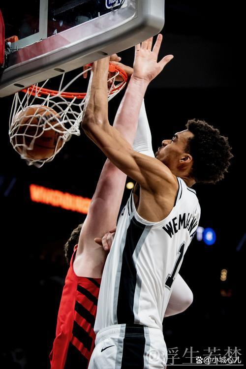 文班亚马持球弧顶干拔三分稳稳命中